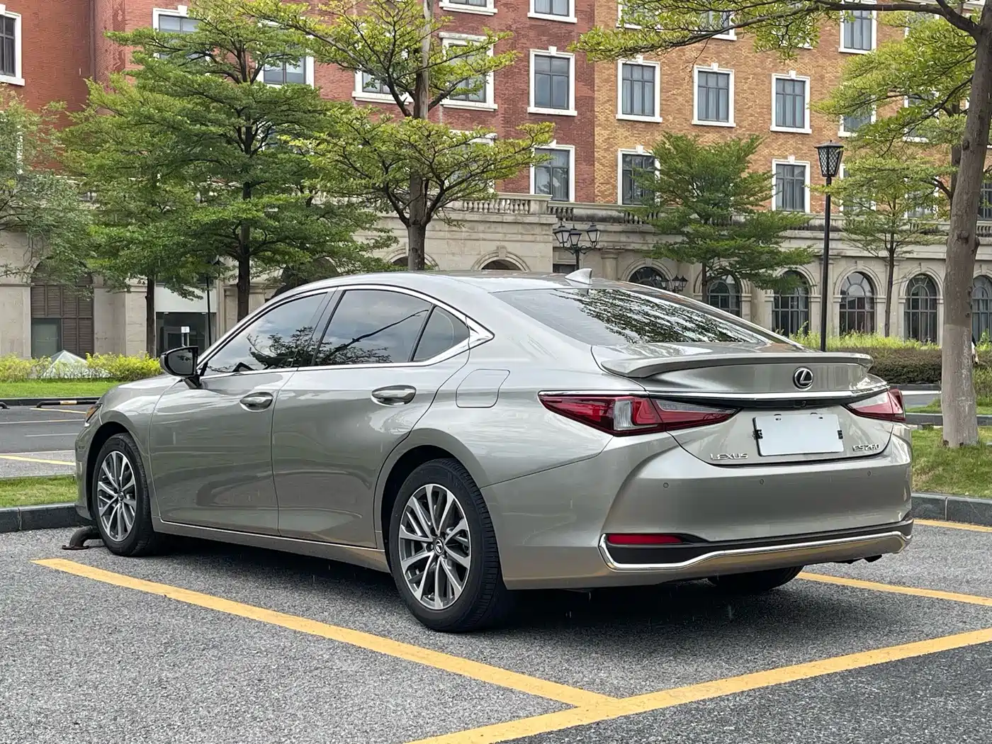 Фото 6 - Lexus ES