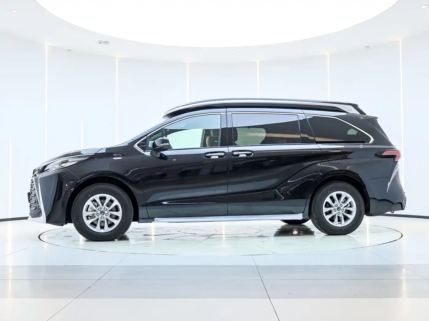 Toyota Granvia 2026 Model 2.5L Hybrid Comfort Edition фото 9