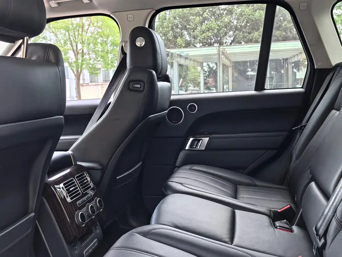 Photo 14 - Land Rover Range Rover