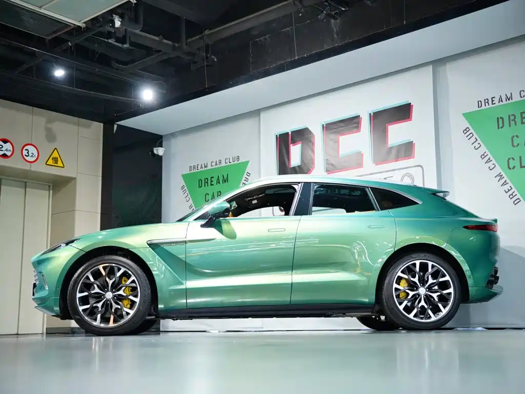 Photo 10 - Aston Martin DBX