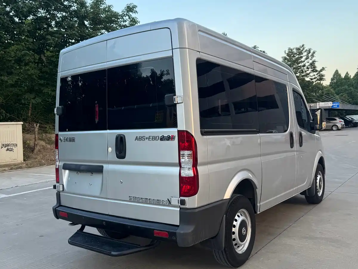 Dongfeng Yufeng Yufeng 2020 2020 2.3T Economy Logistics Vehicle Short Wheelbase Medium Roof 5-9 Seats WP2.3
