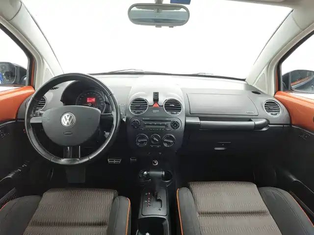 Volkswagen Beetle 2010 Model 2.0 BlackOrange Comfort Edition — фото 5