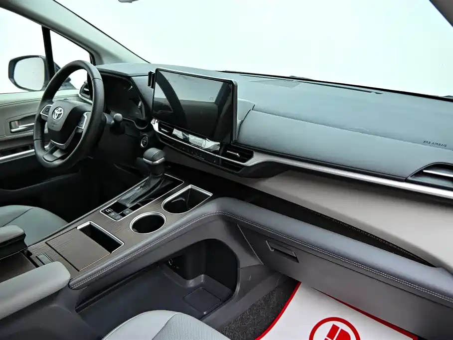 Toyota Sienna 2026 2.5L Hybrid FWD Luxury Edition фото 16