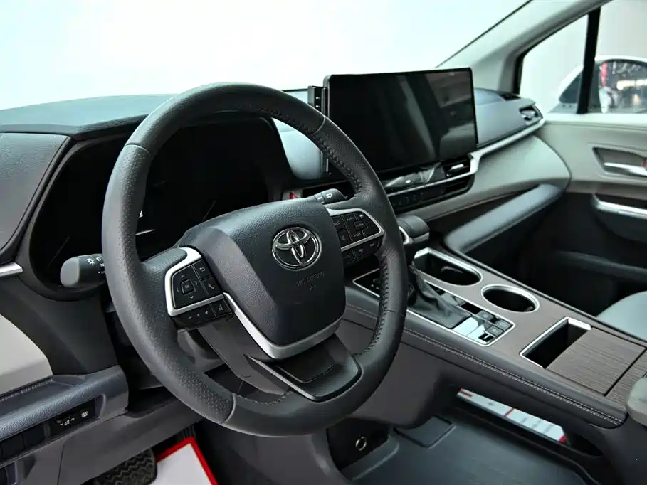 Toyota Sienna 2026 2.5L Hybrid FWD Luxury Edition фото 15