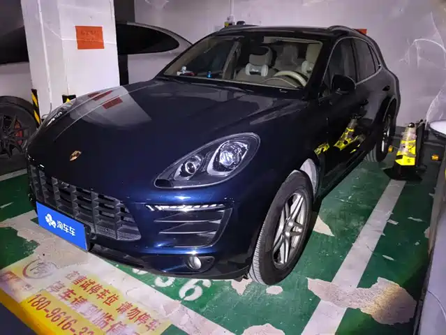 PORSCHE MACAN