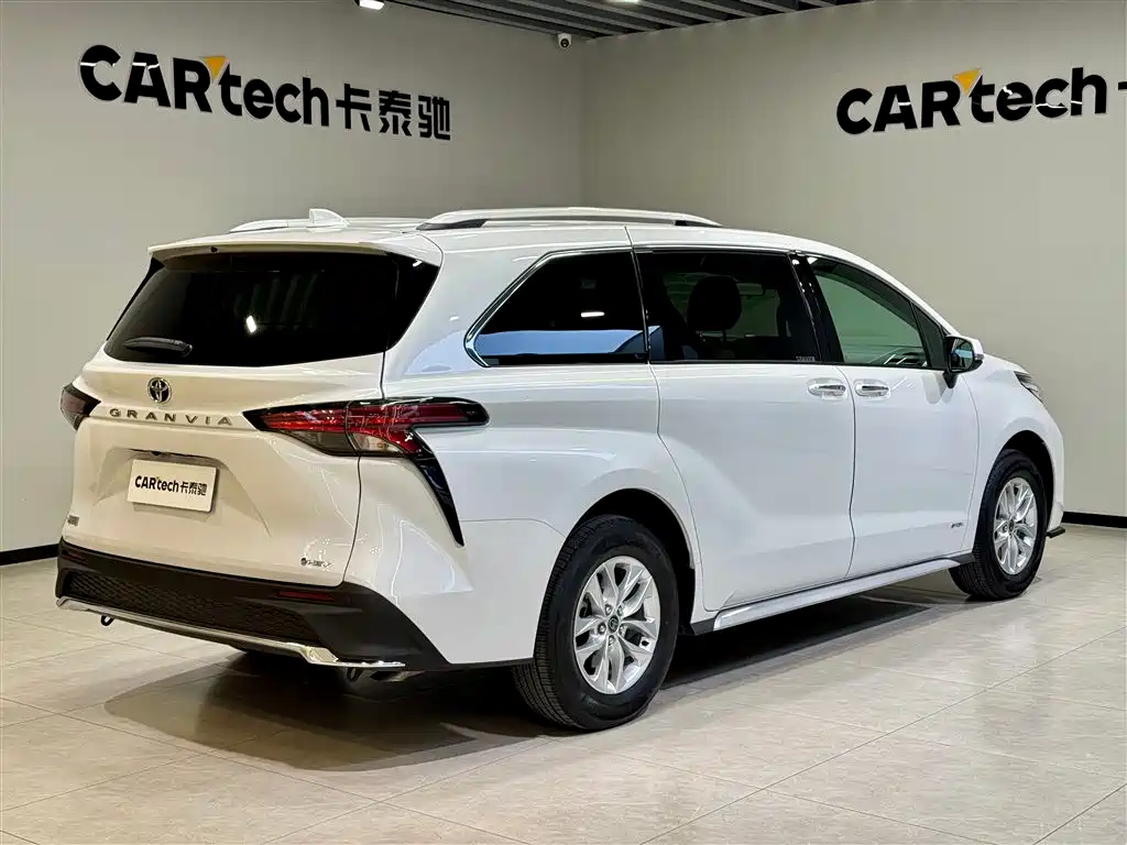 Toyota Granvia 2024 2.5L Hybrid Comfort фото 4