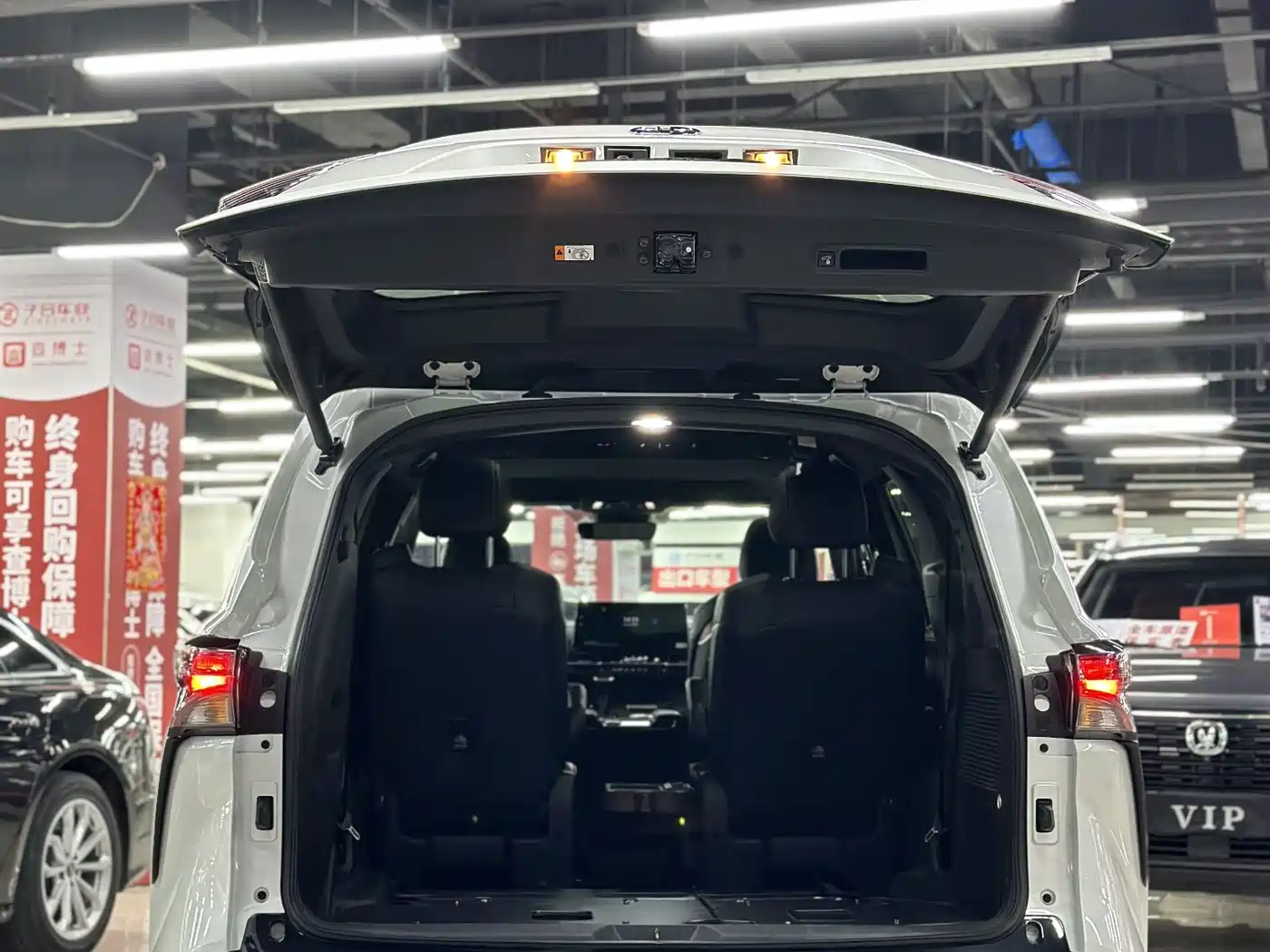 Toyota Granvia 2024 2.5L Hybrid Premium PLUS 4WD Edition фото 17