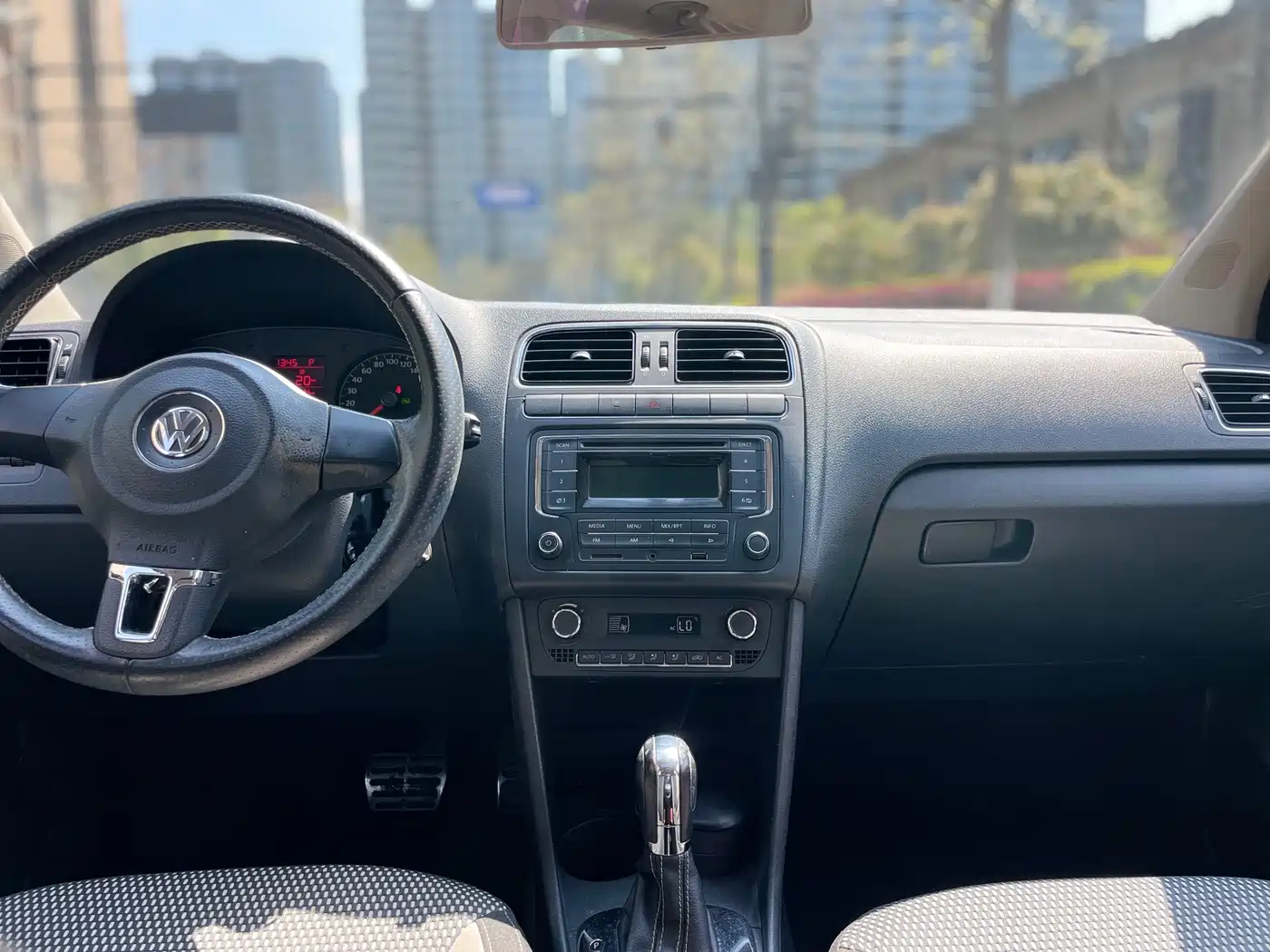 Volkswagen Polo 2012 1.6L Cross Polo AT фото 9
