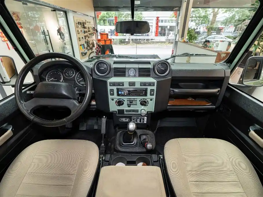 Land Rover Defender фото 7