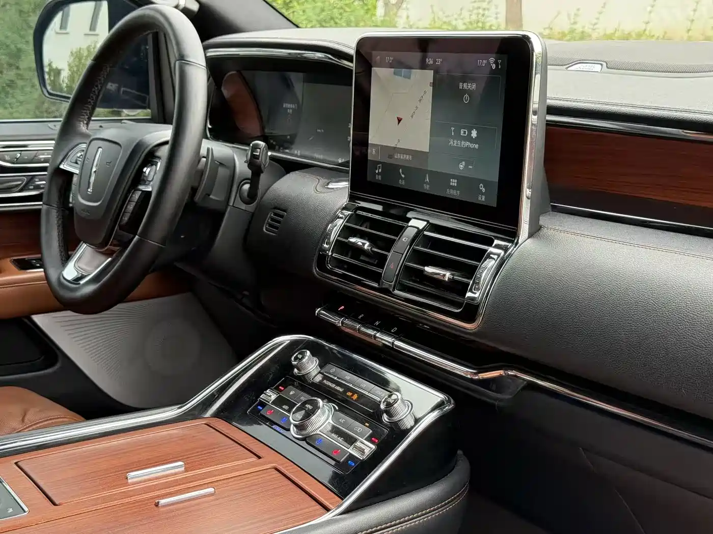 Photo 10 - Lincoln Navigator