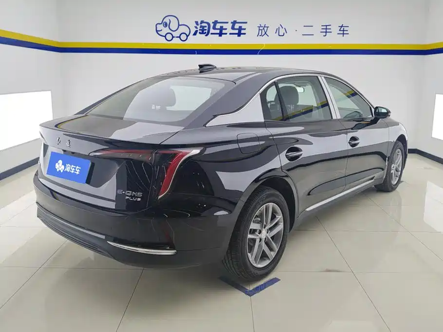 Photo 3 - Hongqi E-QM5