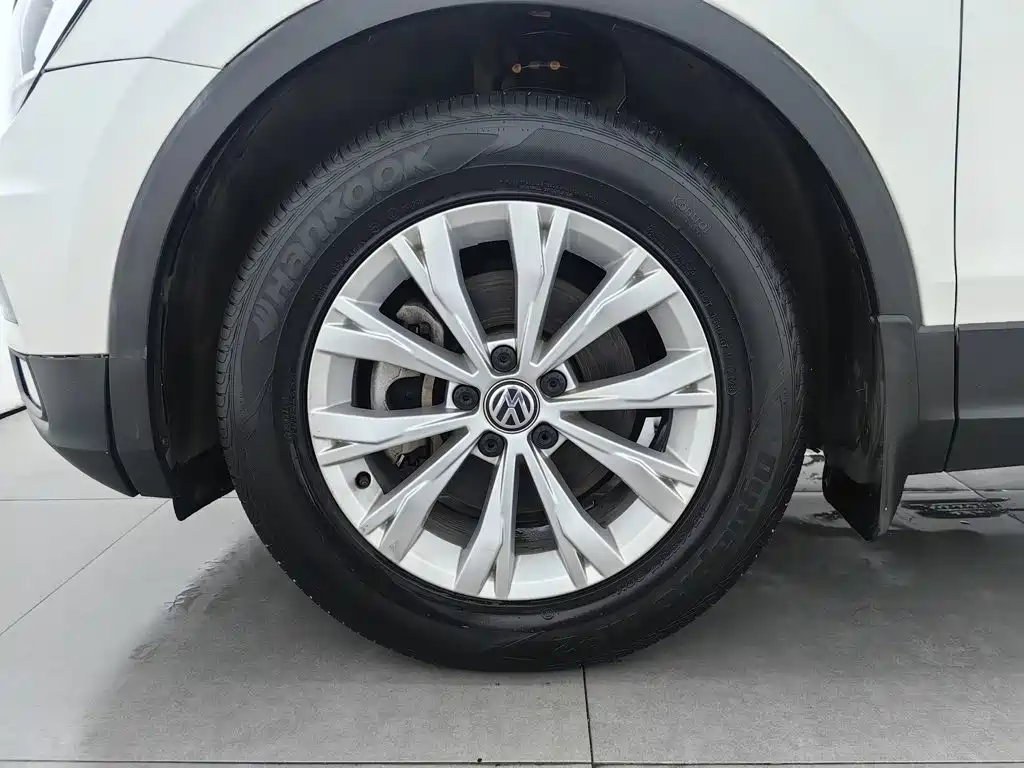 صورة 17 - Volkswagen Tiguan L