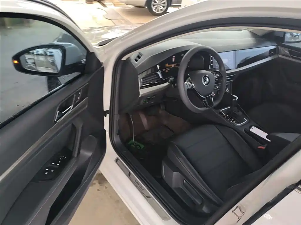 Volkswagen Lavida 2022 1.5L Auto Comfort Edition фото 16
