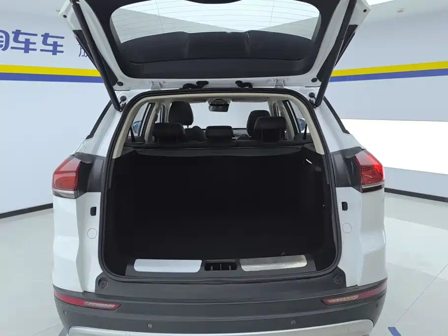Photo 4 - Geely Atlas