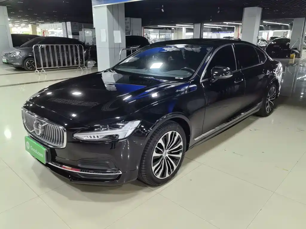 Volvo S90 2024 B5 Momentum Luxury Edition