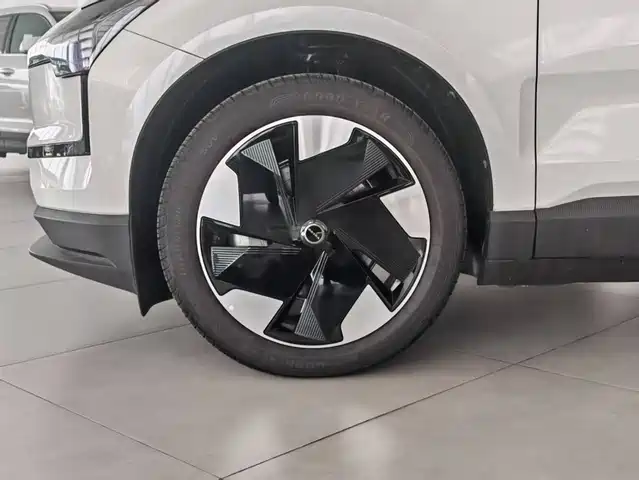 Volvo EX30 2025 RWD Long Range Plus — фото 5