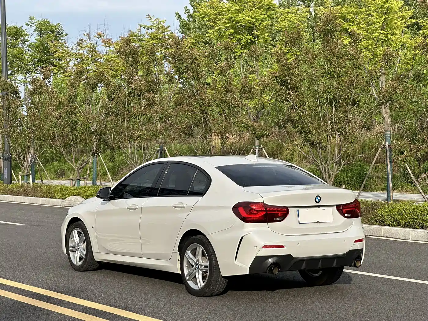 BMW 1 Series 2023 120i M Sport Shadow Edition фото 15