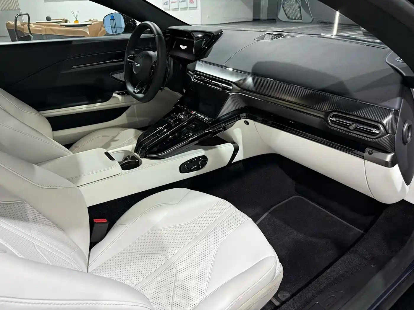 Aston Martin V8 Vantage 2024 4.0T V8 Coupe фото 7