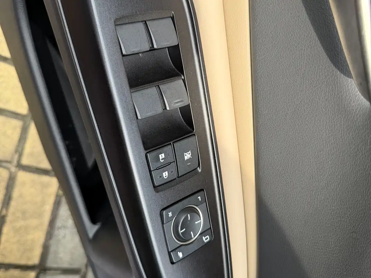 Фото 10 - Lexus ES