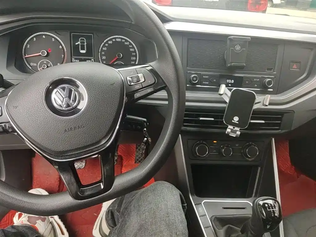 VOLKSWAGEN POLO
