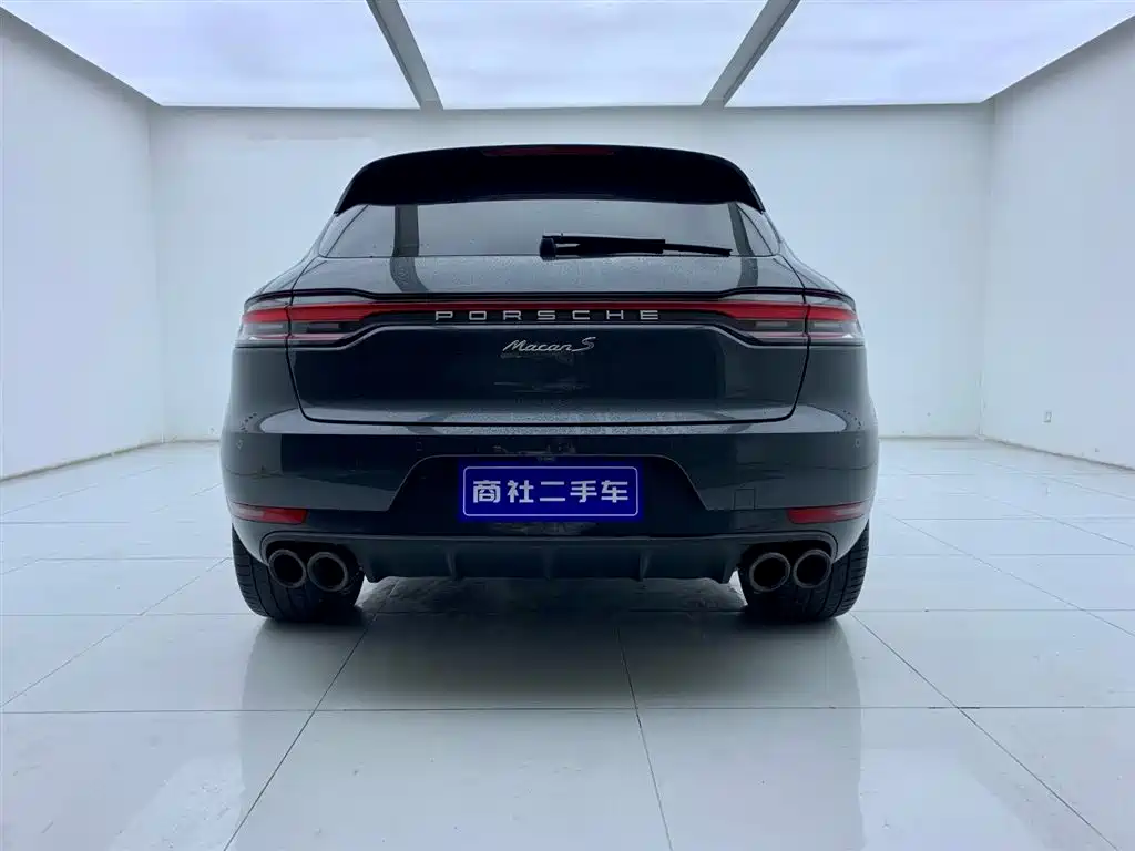 PORSCHE MACAN