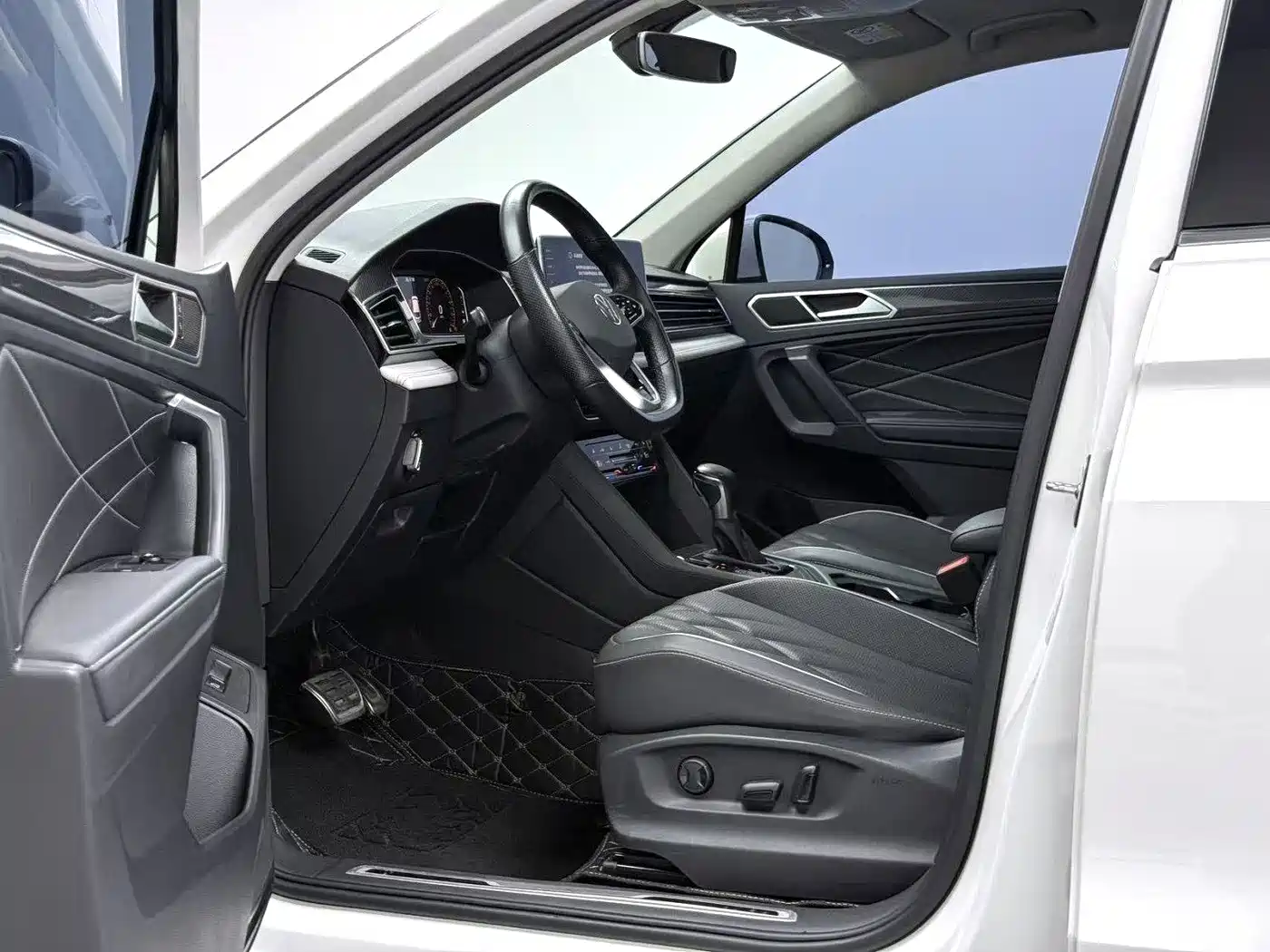 Volkswagen Tiguan L 2022 330TSI Auto 2WD R-Line Premium Edition фото 3