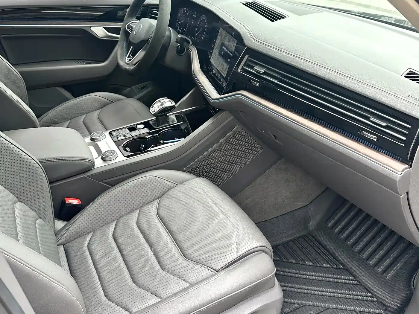 Volkswagen Touareg 2021 3.0TSI R-Line Classic Sport Package фото 10