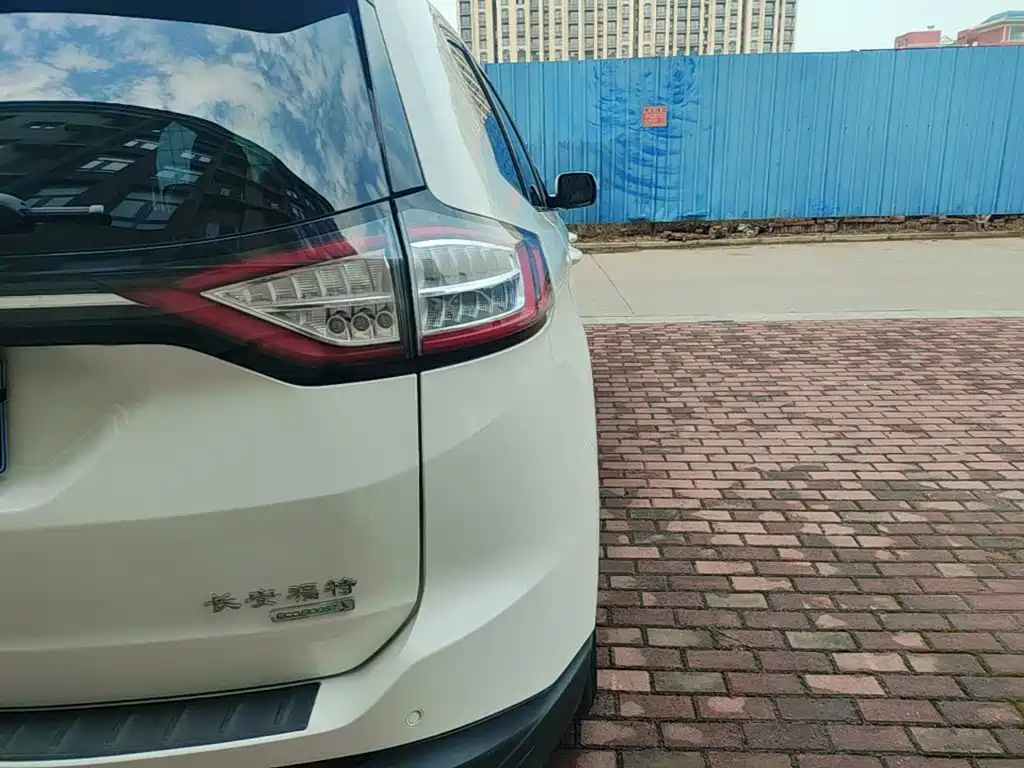 Photo 8 - Ford Edge