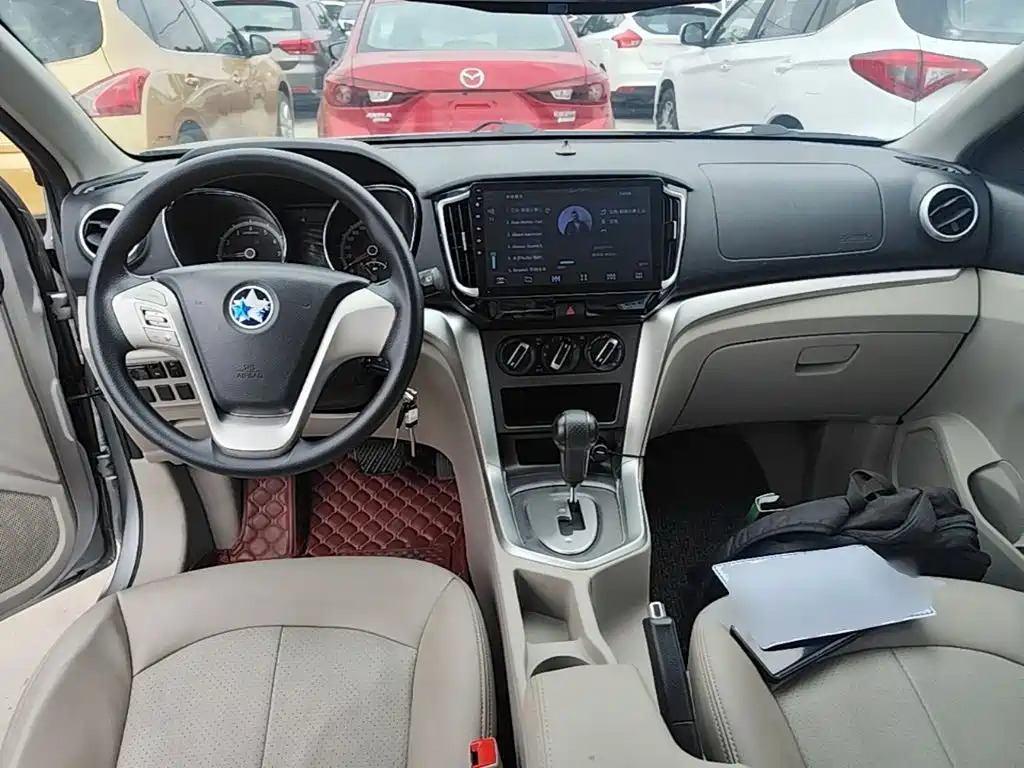 Фото 10 - Venucia T70