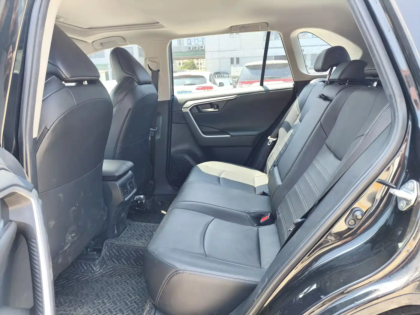 Toyota Wildlander 2022 2.0L CVT FWD Luxury PLUS Edition фото 5