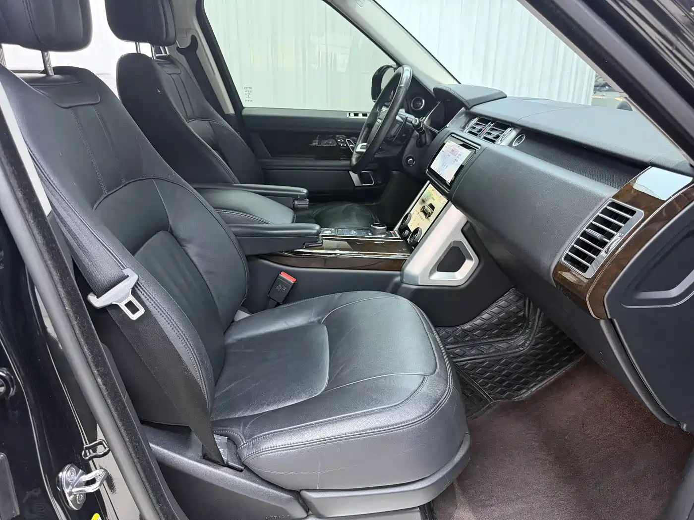Land Rover Range Rover 2021 3.0 L6 Golden Age Edition фото 13