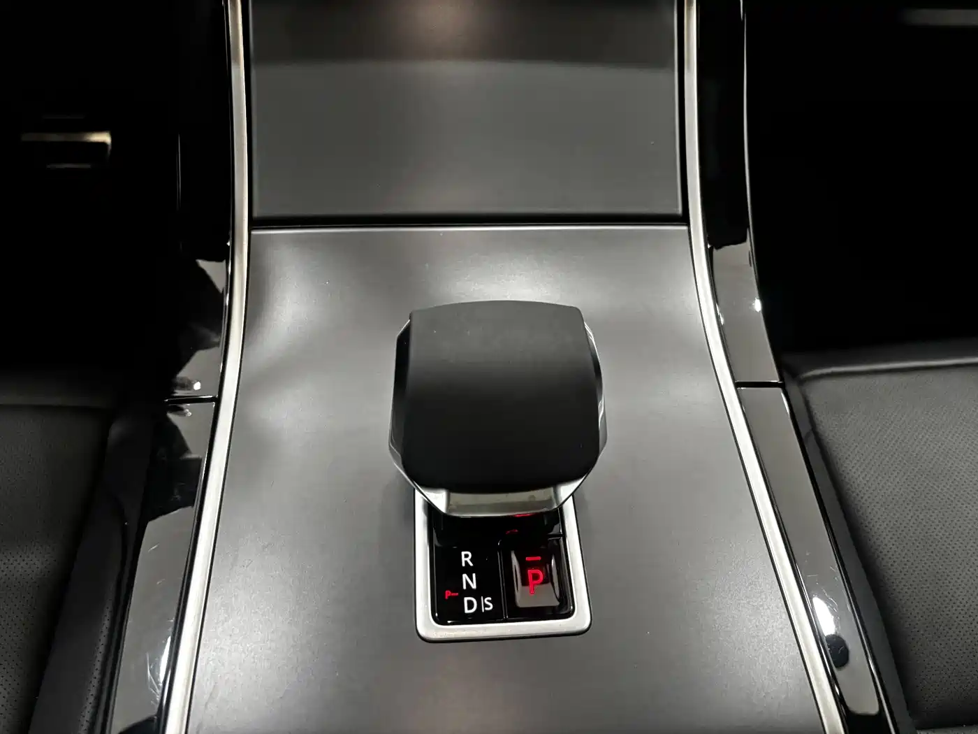 Land Rover Range Rover Velar 2024 Dynamic SE фото 17