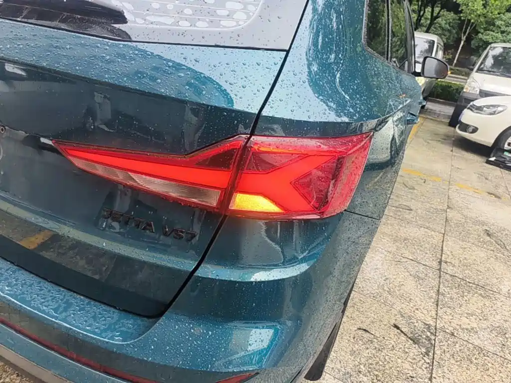 Photo 8 - Jetta VS7