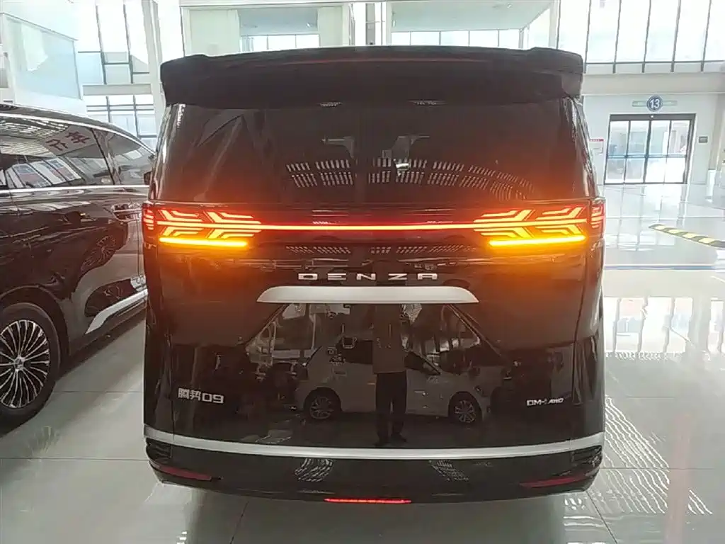 Denza D9 2022 DM-i 970 AWD Flagship фото 6
