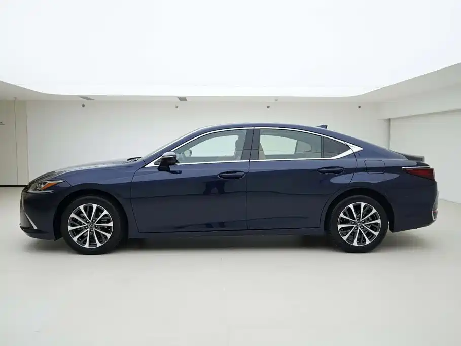Фото 3 - Lexus ES