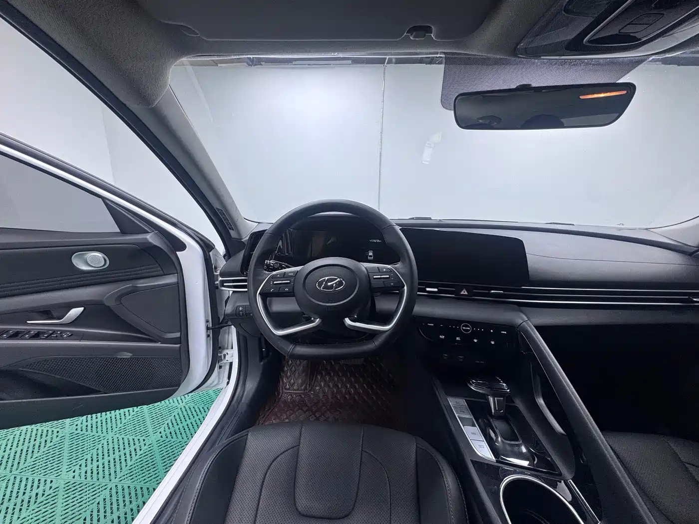 Hyundai Elantra 2022 1.5L CVT LUX Premium Edition фото 19