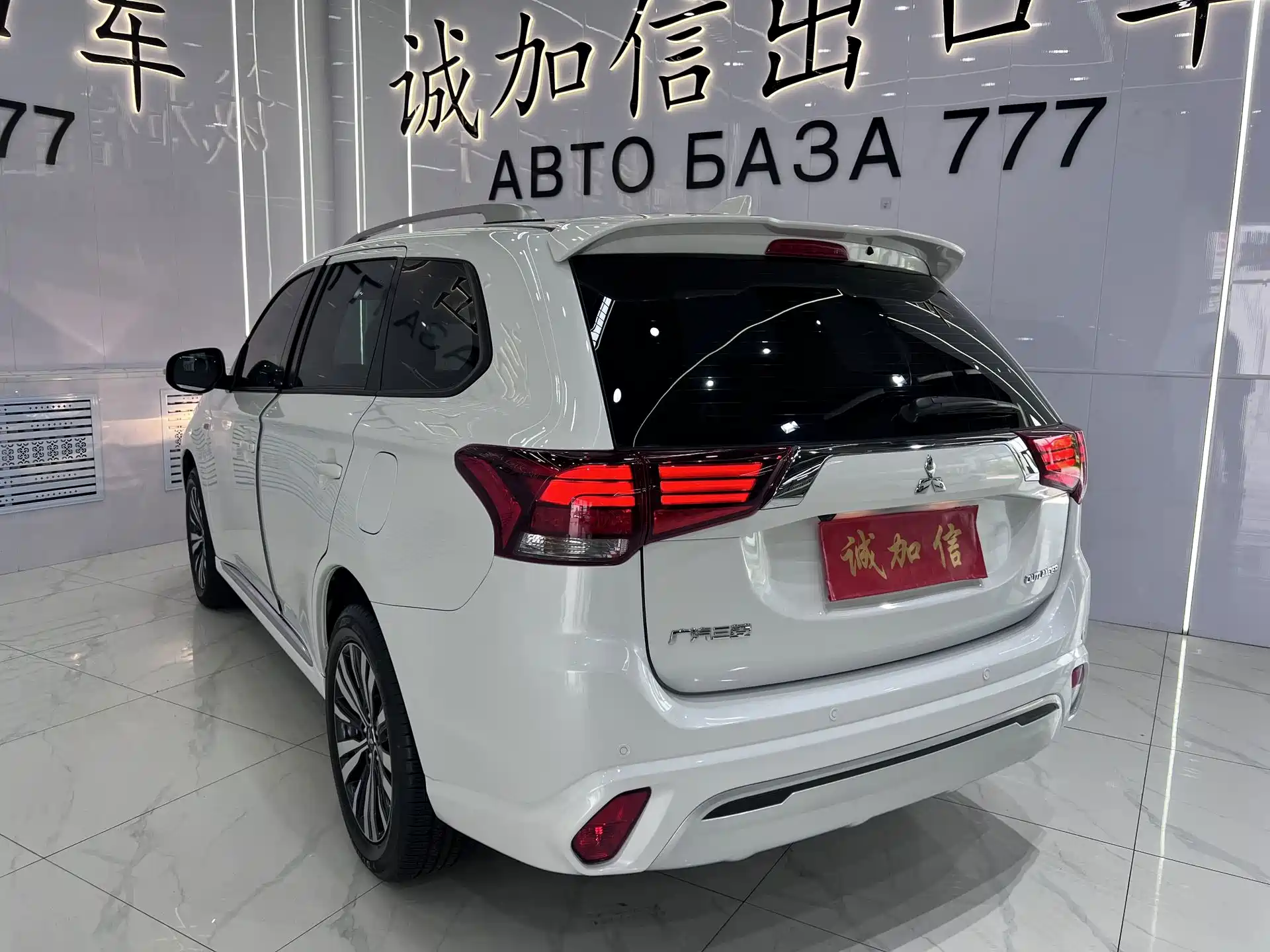 Photo 6 - Mitsubishi Outlander