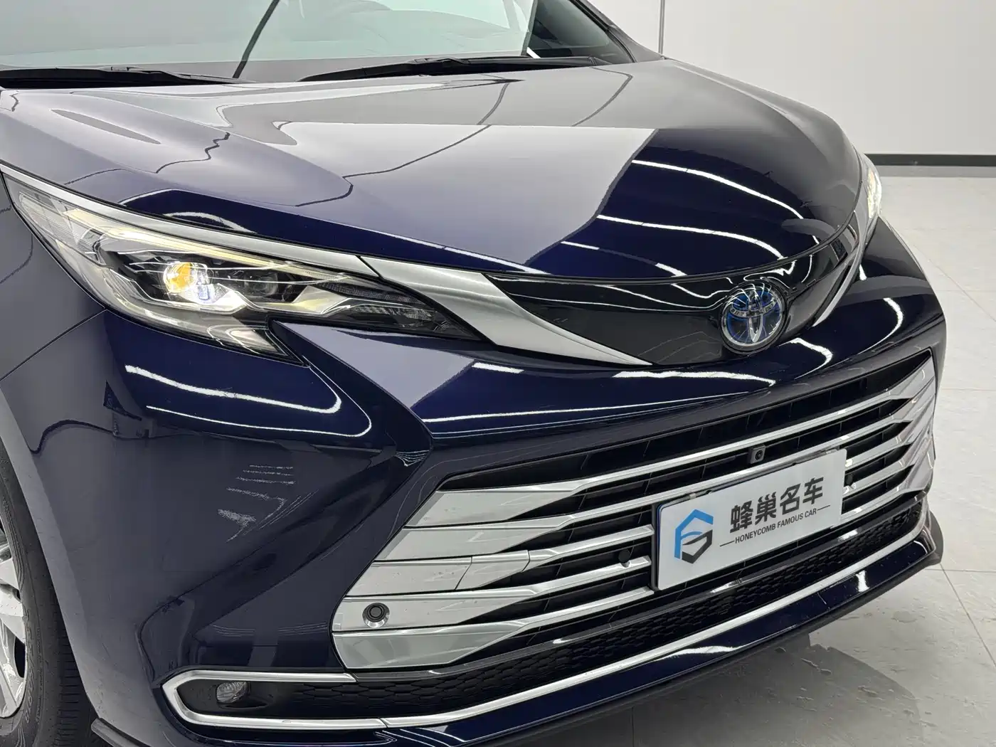 Toyota Sienna 2021 2.5L Hybrid Platinum Edition фото 4