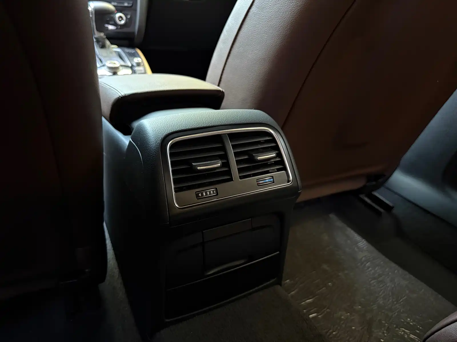 Фото 17 - Audi A4L