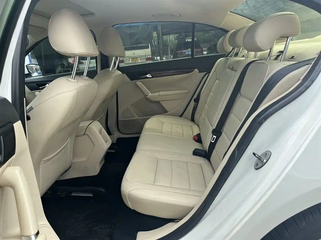 Volkswagen Lavida 2013 1.6L Automatic Comfort Edition фото 5