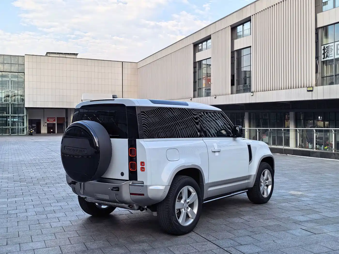 Photo 17 - Land Rover Defender