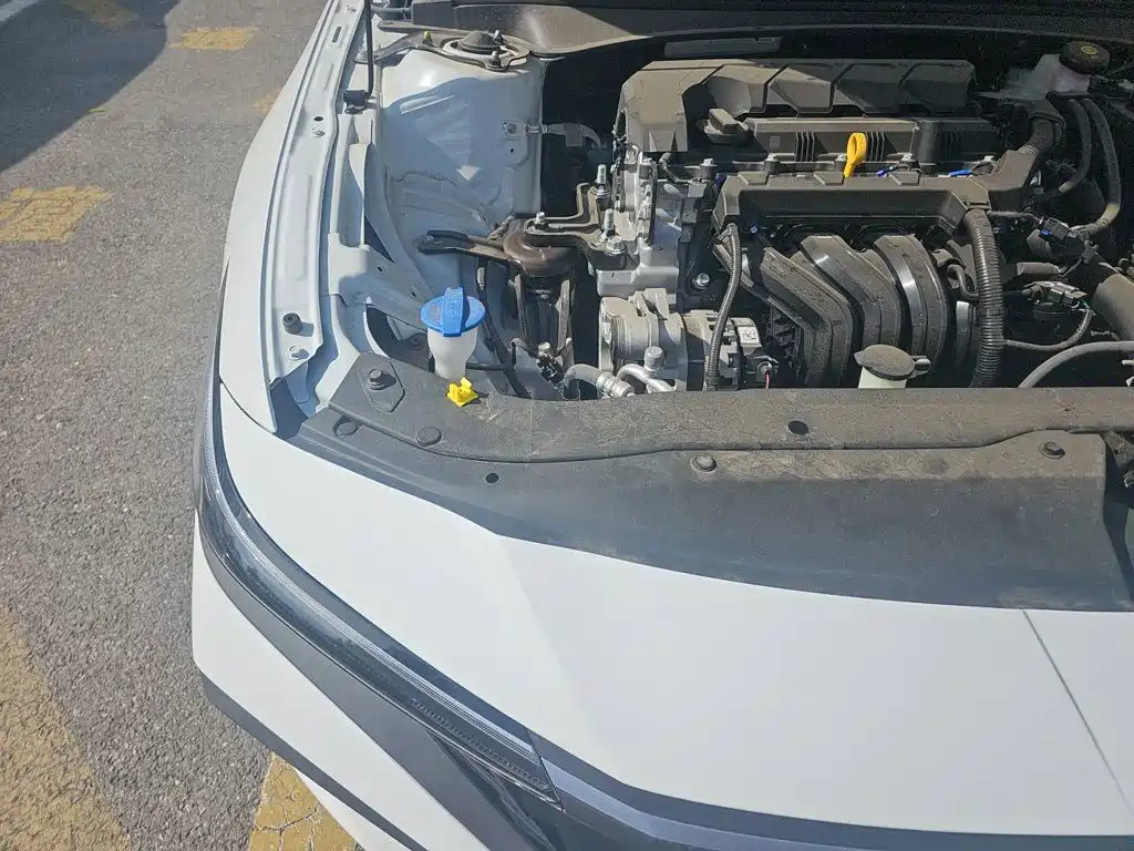 Photo 20 - Hyundai Elantra