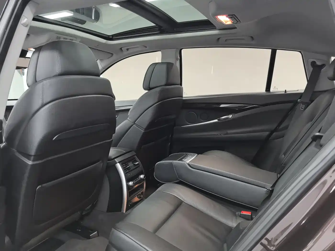 BMW 5 Series GT 2010 535i Leading Model фото 6