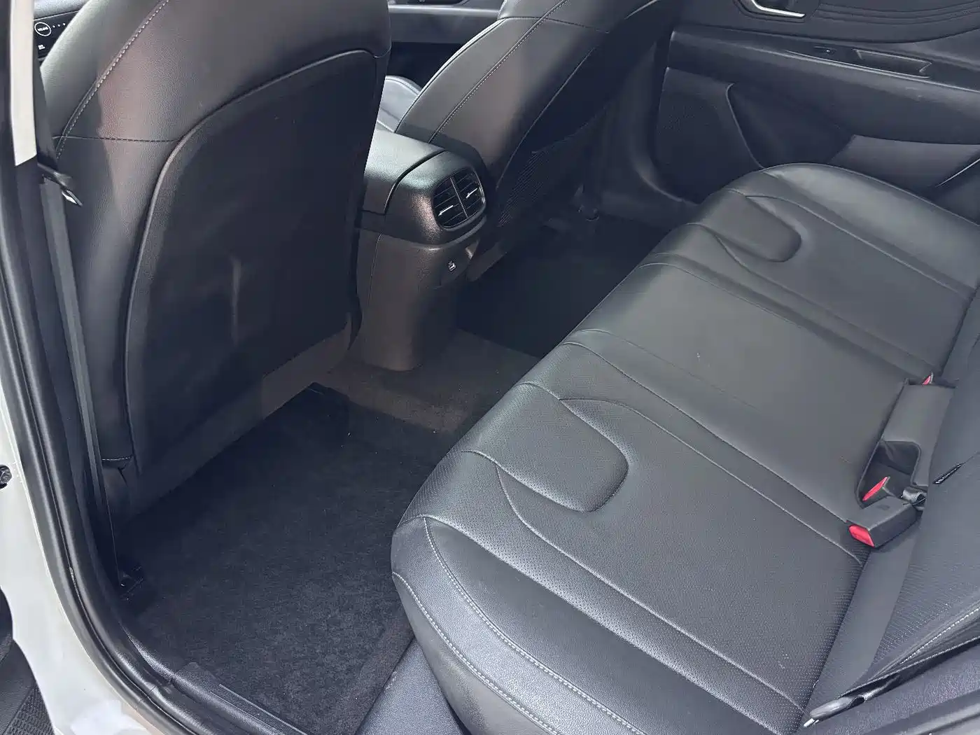 Hyundai Elantra 2022 1.5L CVT LUX Premium Edition фото 18