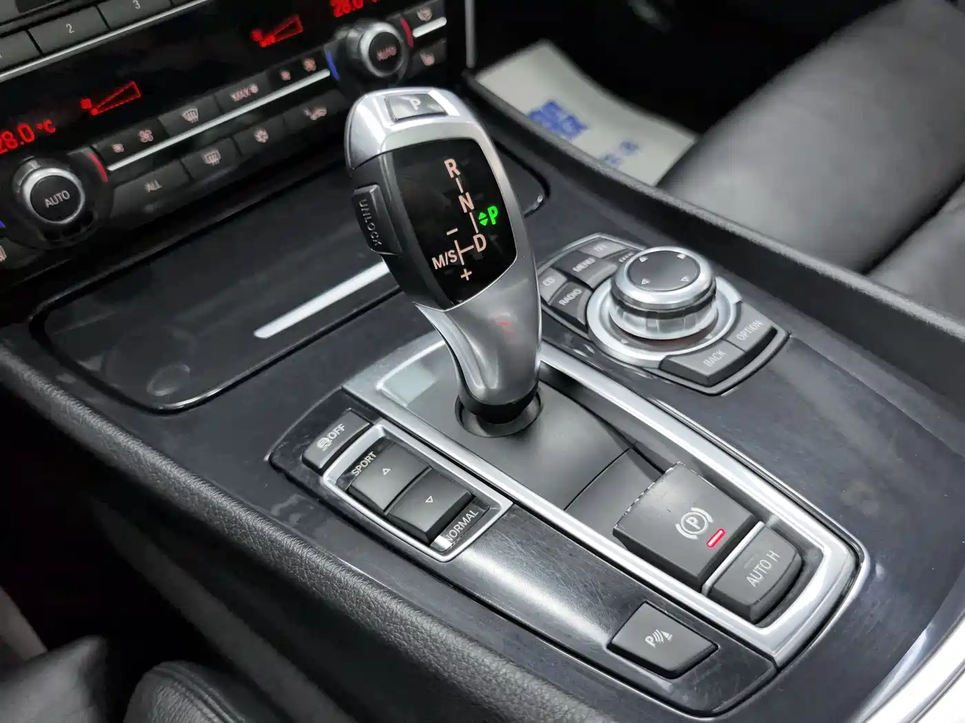 BMW 5 Series GT 2010 535i Leading Model фото 12