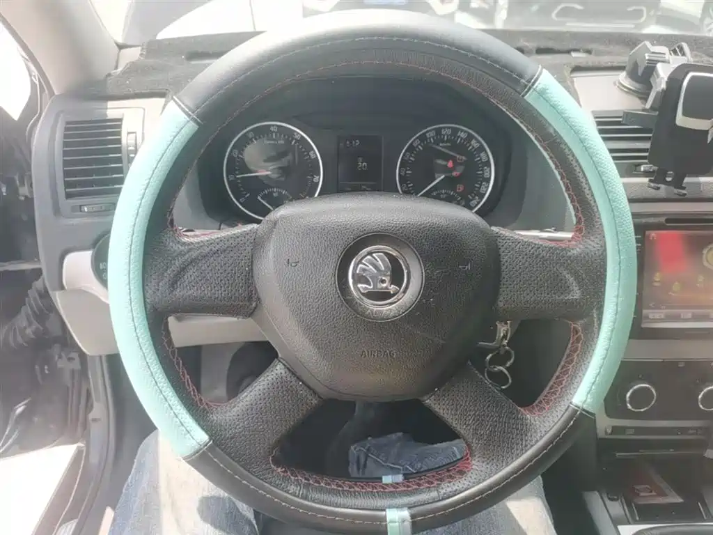 Škoda Octavia 2014 1.6L Manual Excellence Edition фото 11