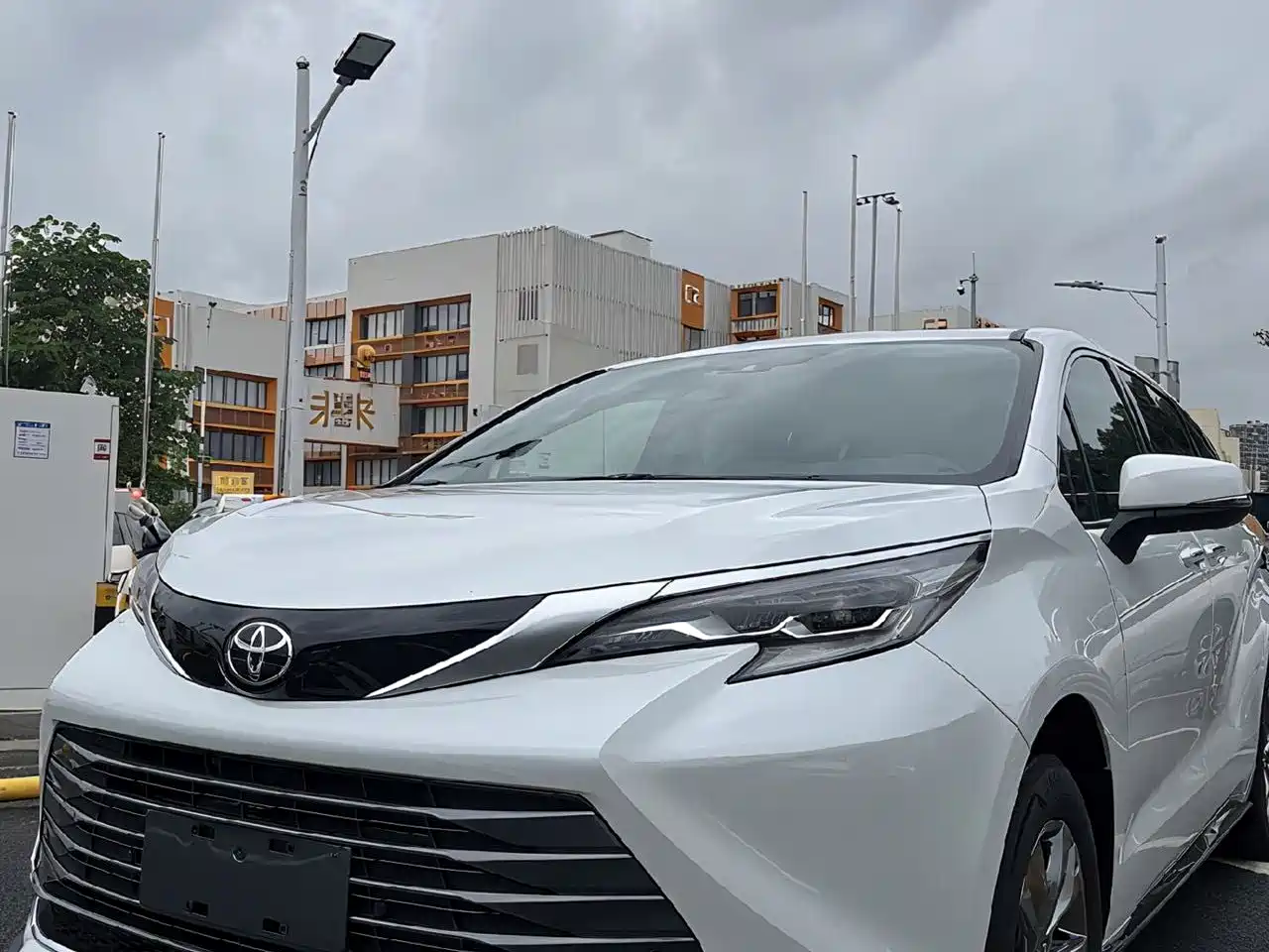 Toyota Sienna 2026 2.5L Hybrid FWD Luxury Edition