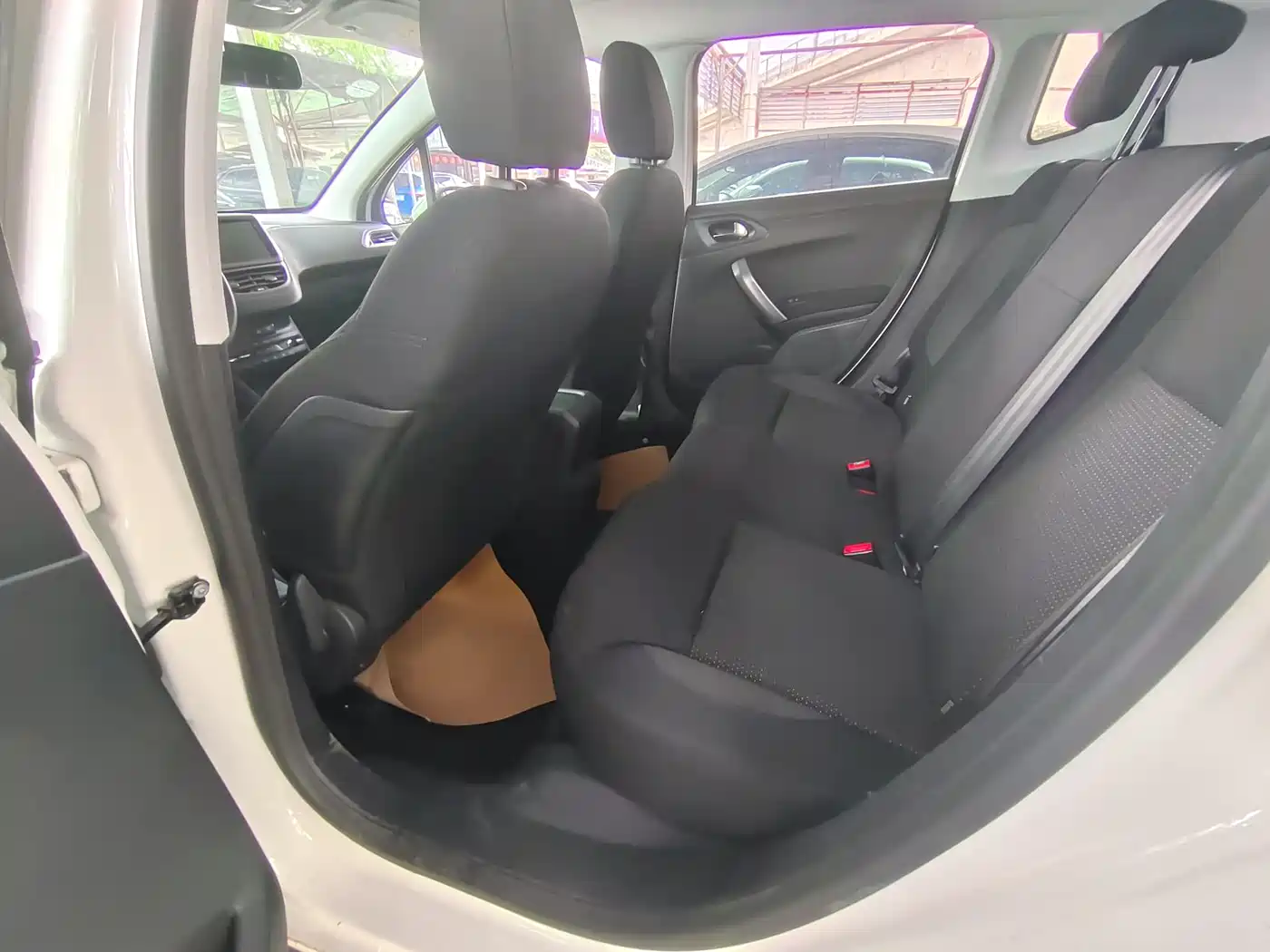 Peugeot 2008 2014 1.6L Automatic Fashion Edition фото 5