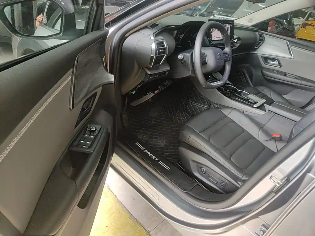 Citroën Versailles C5 X 2025 2024 1.6T Momentum Extraordinary