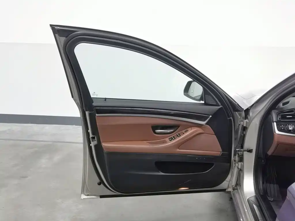 Photo 8 - BMW 5 Series